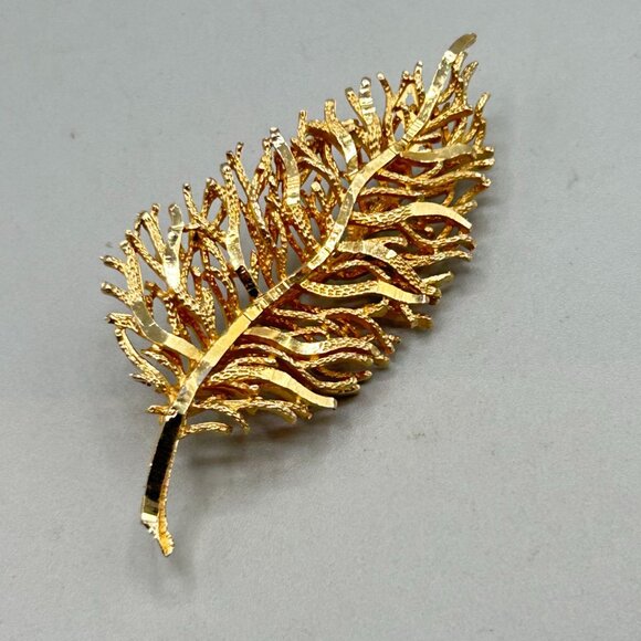 Vintage Coro Pin Brooch Modernist Leaf Pin Gold Tone Signed Costume Jewelry - Picture 2 of 8